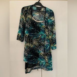 Colorful, lightweight, tunic Frank Lyman Top!